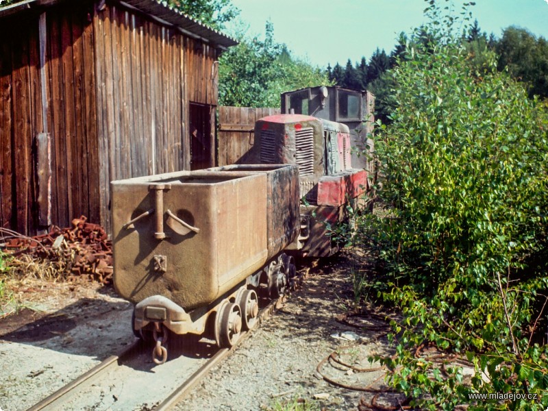 Fotografie Zákoutí s&nbsp;dřevěným skladem.