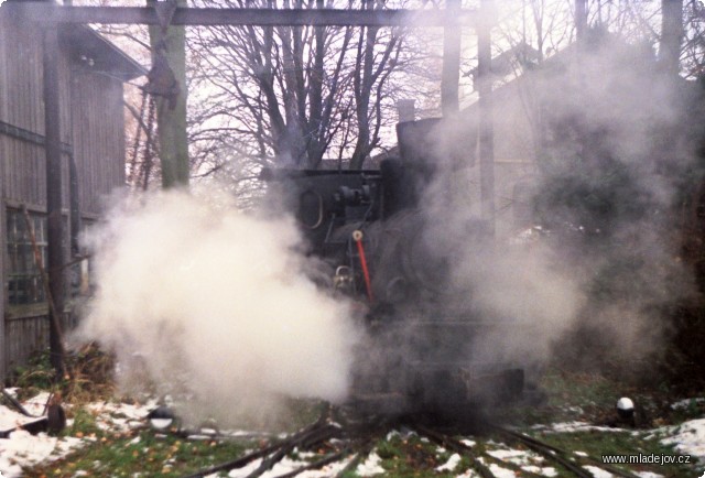 Fotografie Jízdu pro fotografy 11. listopadu 1995 uspořádala nově vznikající Společnost přátel kolejové dopravy při Fakultě dopravní ČVUT v&nbsp;Praze. Lokomotiva číslo 5 na snímku ve šturcu před mladějovskou výtopnou.