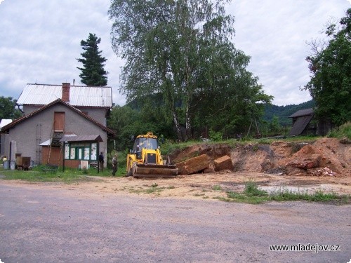 Fotografie Probíhají terénní úpravy pro budoucí stání stavební a silniční techniky.
