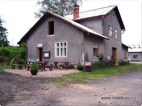 Fotografie Nově vybudované venkovní posezení před občerstvením již slouží návštěvníkům.
