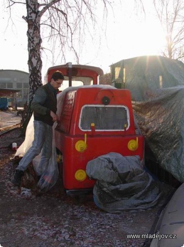 Fotografie Před halou čeká na renovaci i lokomotiva BN-60 H - s&nbsp;rozchodem 760 mm. „Řepáci“ si ještě dost užijí…