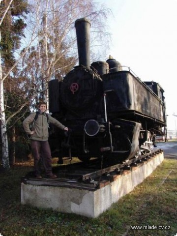 Fotografie „Do Mladějova by to chtělo ještě nějakou páru, tady by možná jedna byla k&nbsp;mání. Akorát ten rozchod se mi trochu nezdá.“ Lokomotiva 422.062 u&nbsp;brány kolínského depa.