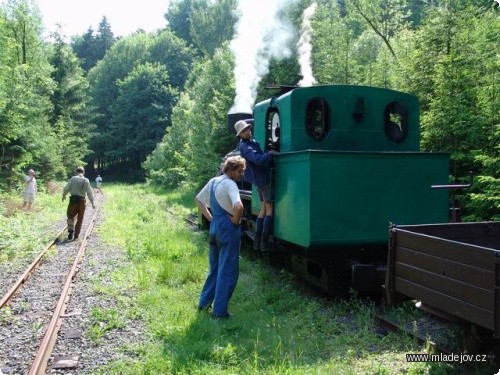 Fotografie Nová Ves. Kdysi tu byl jeden z&nbsp;největších dolů, dnes jsou kol dokola jen bukové lesy. Protože je trať dále zatím nesjízdná, mašinka objede soupravu…
