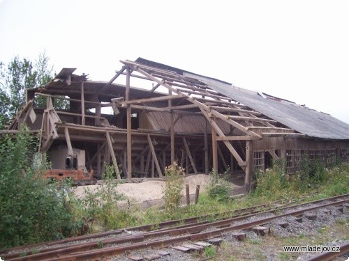 Fotografie Pohled na budovu třídírny bude již zakrátko historií, právě probíhá její demolice.
