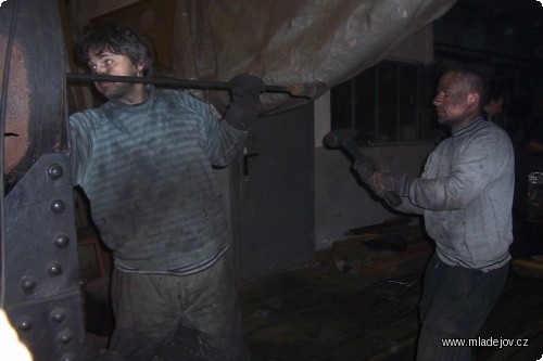 Fotografie Ráďa s&nbsp;Markem vytloukají kotelní trubky
