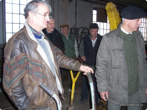Fotografie Prohlídku hostů muzeem obstaral člověk nad jiné povolaný, p. Kolomý (první zleva).
