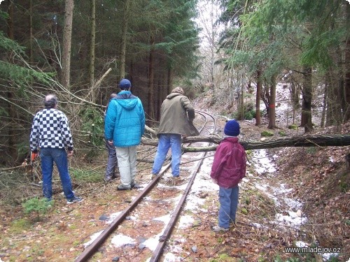 Fotografie Po březnové vichřici bylo nutno zprůjezdnit trať, což se po menším úsilí podařilo.
