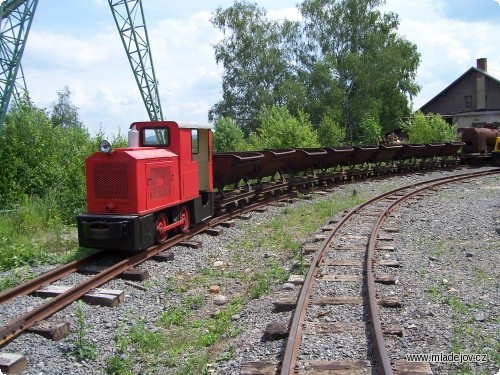 Fotografie Tahle sestava se již jen tak nevidí: MD 3 s&nbsp;výklopnými vozy
