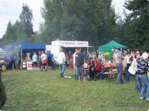 Fotografie Všichni společně se pak dohromady občerstvovali u&nbsp;mnoha ze stánků s&nbsp;občerstvením

