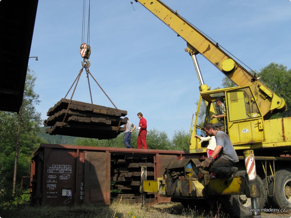 Fotografie  Složení pražců nákladním jeřábem se zdá jednoduché