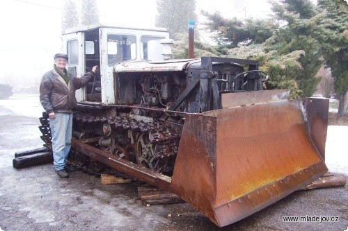 Fotografie Radek stojící vedle nově získaného exponátu do stavební expozice, jedná se o&nbsp;pásový dozer DT-54

