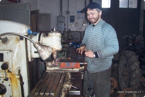 Fotografie Ráďa odchycen při frézování části pojezdu parní lokomotivy
