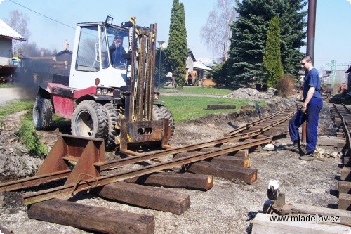 Fotografie Renovace kolejí před výtopnou zdárně pokračuje i s&nbsp;pomocí techniky
