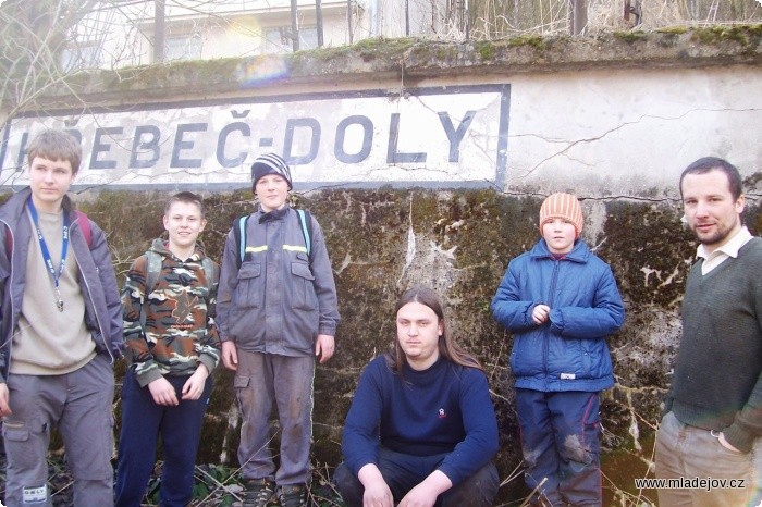 Fotografie Skupinové foto na konečné během čištění tratě