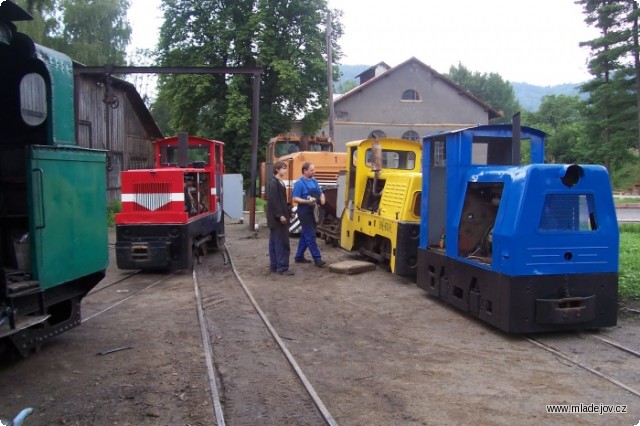 Fotografie Pohled na motorové lokomotivy před zazimováním
