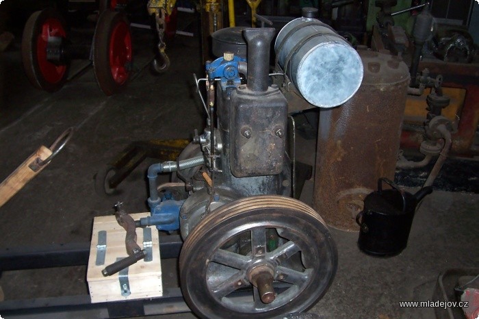 Fotografie V dílnách je renovován další převozný stabilní motor
