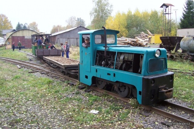 Fotografie Pracovní vlak těsně před výjezdem na trať
