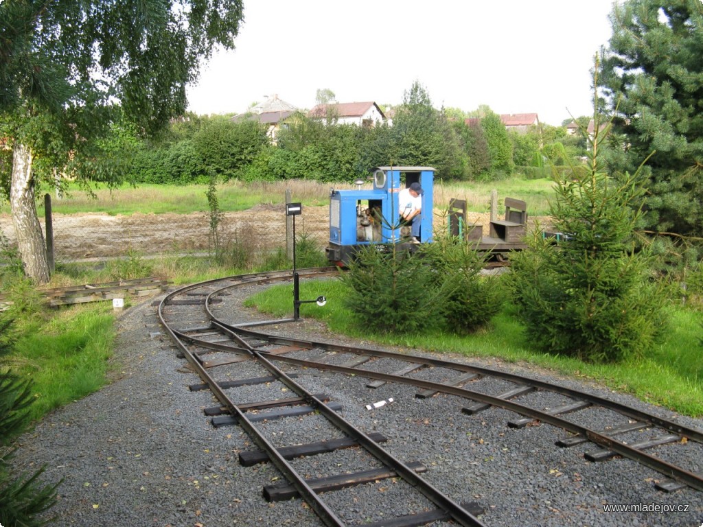Fotografie Radvánovická agrární železnice je tvořena asi 200 metrů dlouhým okruhem se dvěma dopravnami. Poloměry některých oblouků jsou na naše zvyklosti extrémní, všechny tři místní motorové lokomotivy ale zvládají jejich průjezd bez sebemenších problémů.
