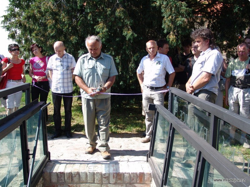 Fotografie Z Mladějova pak mohli návštěvníci odjet do Moravské Třebové, kde byla na tamním zámku otevřena expozice věnovaná geologii a hornictví – Ing. Bačovský z&nbsp;Lesů ČR slavnostně stříhá pásku...