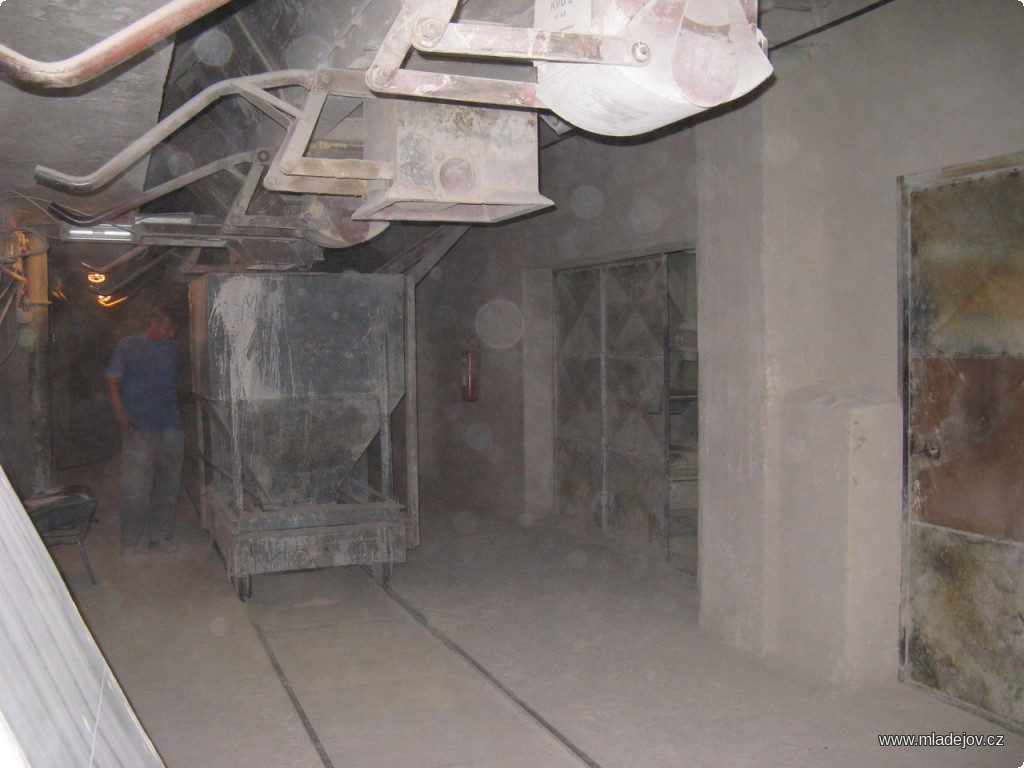 Fotografie Základními složkami pro výrobu šamotu - tedy pokud jsem dával pozor :-) - jsou  plastická pojiva (žáruvzdorné jíly) a neplastická ostřiva (pálený lupek vhodné zrnitosti). Nejprve se jednotlivé složky nasypou ze zásobníků do speciálního vozíku a ve správném poměru se naváží.
