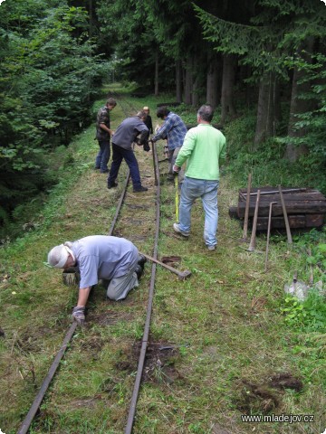 Fotografie V pondělí byla na programu kompletní výměna dožilých pražců pod Strážným vrchem, na začátku úseku se svrškem 93/18.
