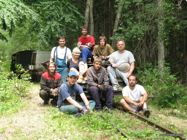 Fotografie A ještě skupinová fotografie s&nbsp;účastníky veřejné brigády 2010 (zleva: Luboš, Luděk, Martin, Eva, Jarda, Tomáš, Radek, Petr a Marek).