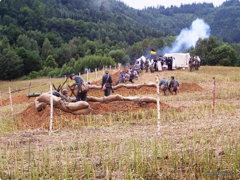 Fotografie Rakouská armáda, opevněná na vyvýšenině nad Mladějovem, očekává možný ruský útok.