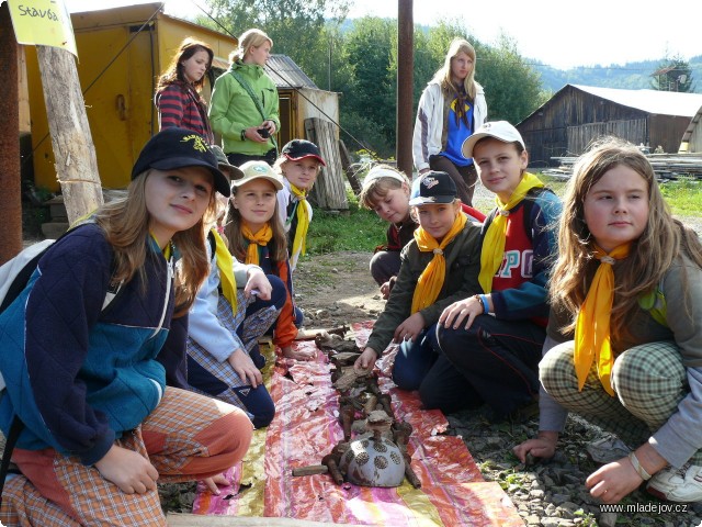 Fotografie I tam ale vládne čilý ruch, zde stanoviště s&nbsp;názvem Výroba mašinky. Jak je vidět, drobné kolejivo a železný šrot jsou poměrně lákavým výtvarným materiálem.