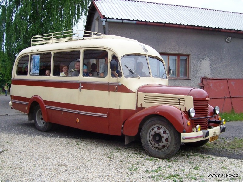 Fotografie Součástí programu v&nbsp;Mladějově byly také předváděcí jízdy historického autobusu Praga RND z&nbsp;roku 1946.