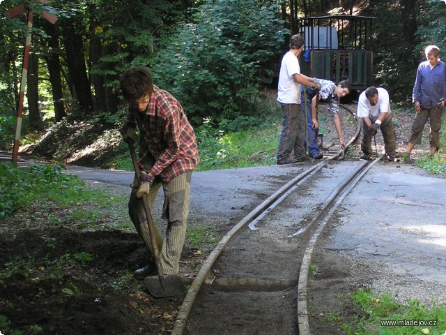 Fotografie Čištění, údržba a drobné opravy na silničním přejezdu u&nbsp;Nové Vsi zastávky.