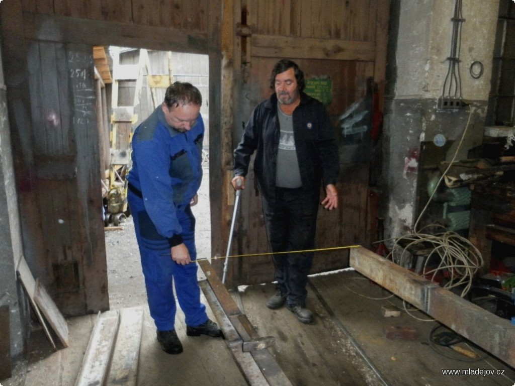 Fotografie Zákulisí bývalé mladějovské šamotky: Petr a Fanda v&nbsp;dílnách, kde se vozidla úzkorozchodné dráhy opravují i staví.
