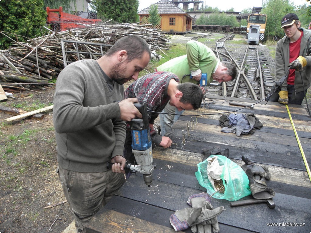 Fotografie O kousek dál finišuje kompletní výměna výdřevy na plošinovém voze určeném pro přepravu elektrocentrály.