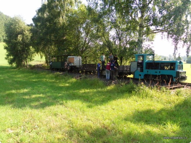 Fotografie Pracovní vlak vedený dieselhydraulickou lokomotivou BN-60 H v&nbsp;širé trati mezi Mladějovem a Vekslem.