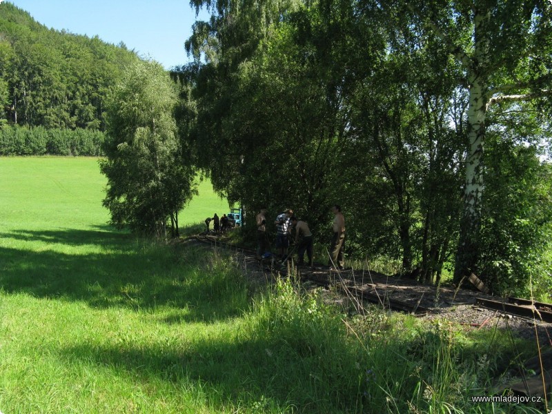 Fotografie Hojná účast dobrovolníků Mladějovské průmyslové dráhy dovolila opravovat trať na více místech současně.