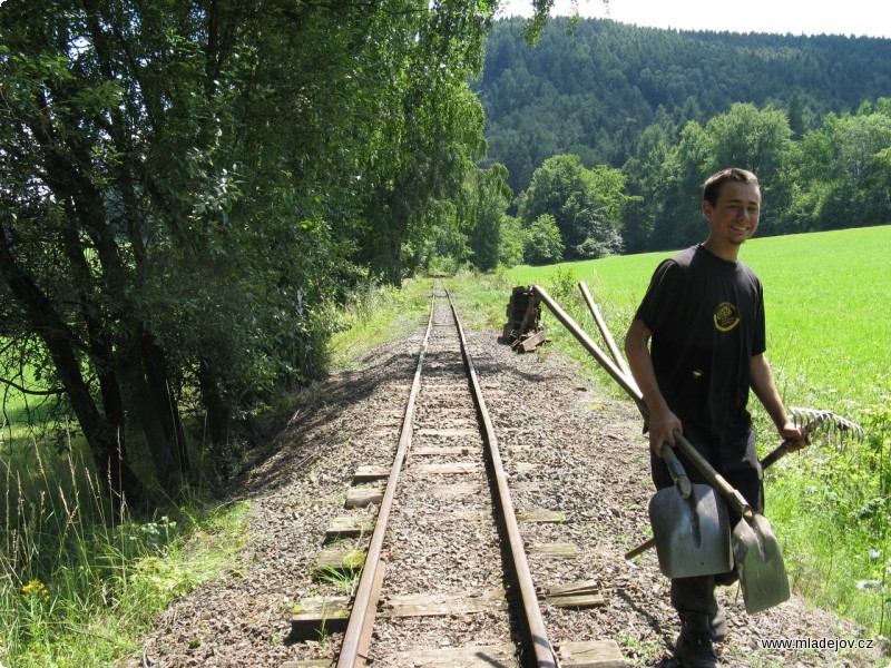 Fotografie Pohled na jedno z&nbsp;opravených míst, „koridor“ v&nbsp;délce dvou kolejových polí.