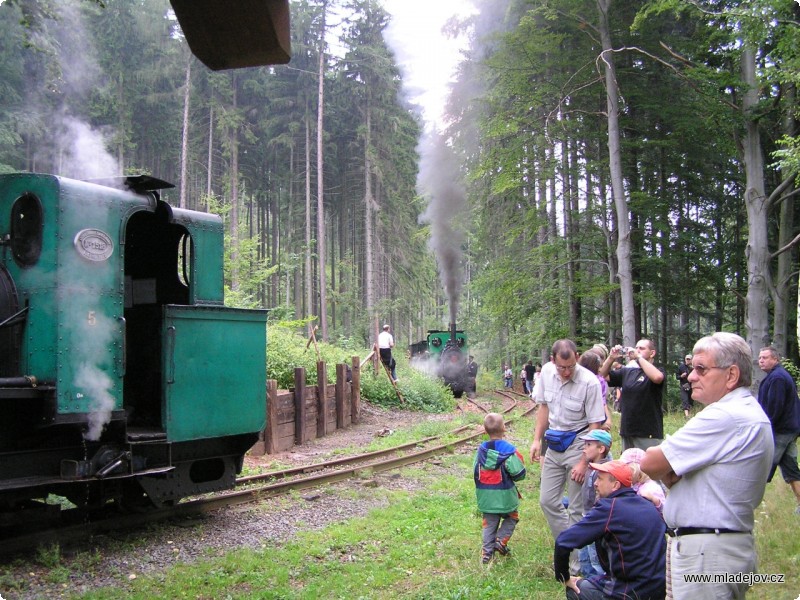 Fotografie Osobní vlaky se křižovaly na Vekslu, zhruba v&nbsp;polovině trasy mezi na Mladějovem a Větrnou. Dopolední setkání obou parních lokomotiv bylo i příležitostí pro železniční fotografy.