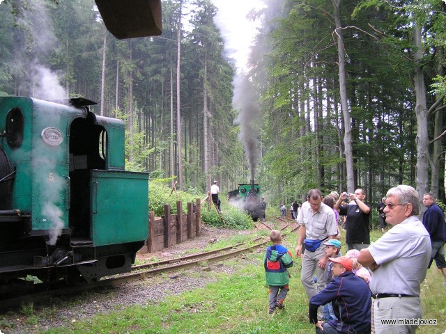 Fotografie Osobní vlaky se křižovaly na Vekslu, zhruba v&nbsp;polovině trasy mezi na Mladějovem a Větrnou. Dopolední setkání obou parních lokomotiv bylo i příležitostí pro železniční fotografy.