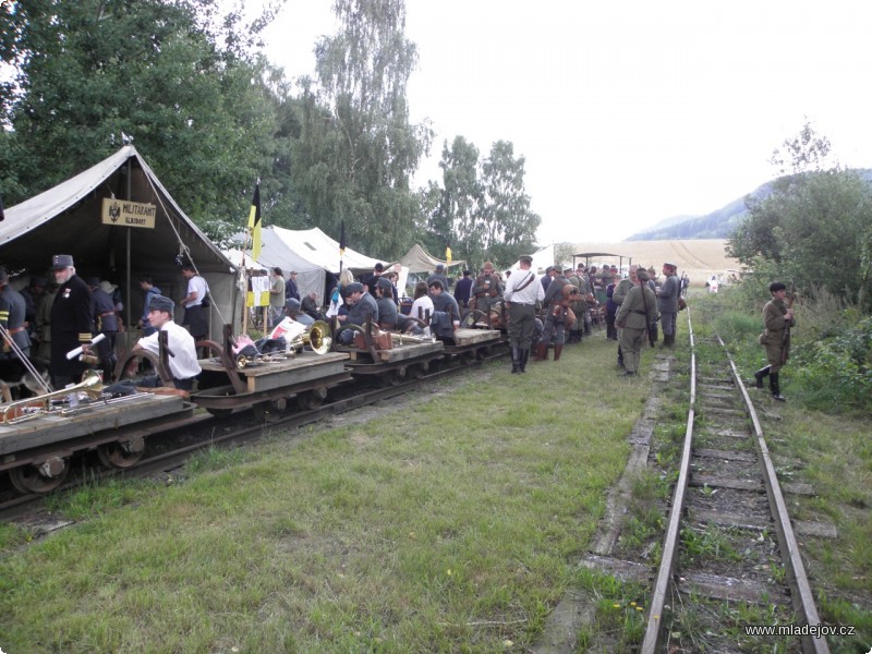 Fotografie Na polním nádraží v&nbsp;Mladějově vyrostl vojenský tábor. S&nbsp;vojenským úřadem, kantýnou pro vojáky, latrinami nebo třeba fotografickou dílnou.