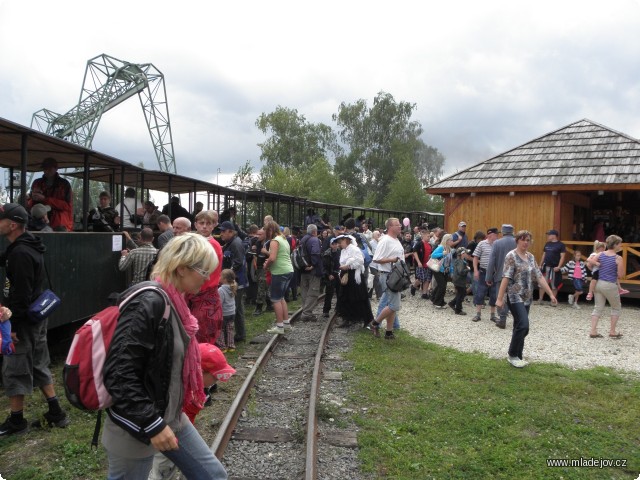 Fotografie Výstup a nástup cestujících v&nbsp;Mladějově při „dopravní špičce“. Ačkoliv byla přes den část vlaků vyprodaná, nakonec se podařilo obsloužit všechny zájemce o&nbsp;svezení.