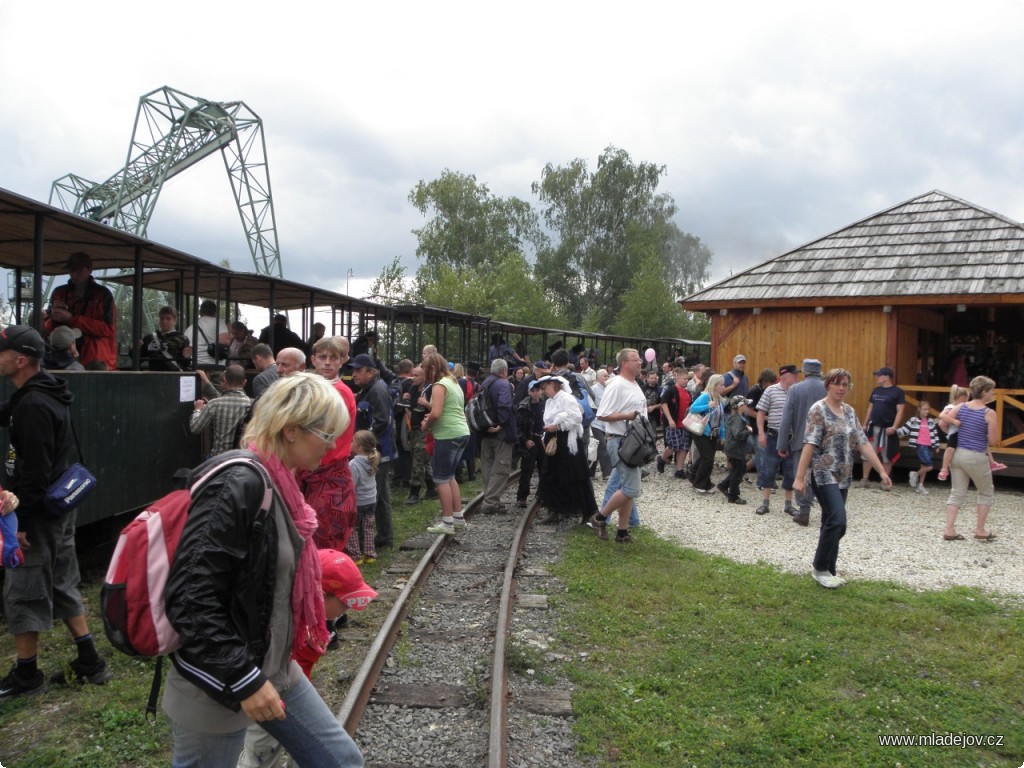 Fotografie Výstup a nástup cestujících v&nbsp;Mladějově při „dopravní špičce“. Ačkoliv byla přes den část vlaků vyprodaná, nakonec se podařilo obsloužit všechny zájemce o&nbsp;svezení.