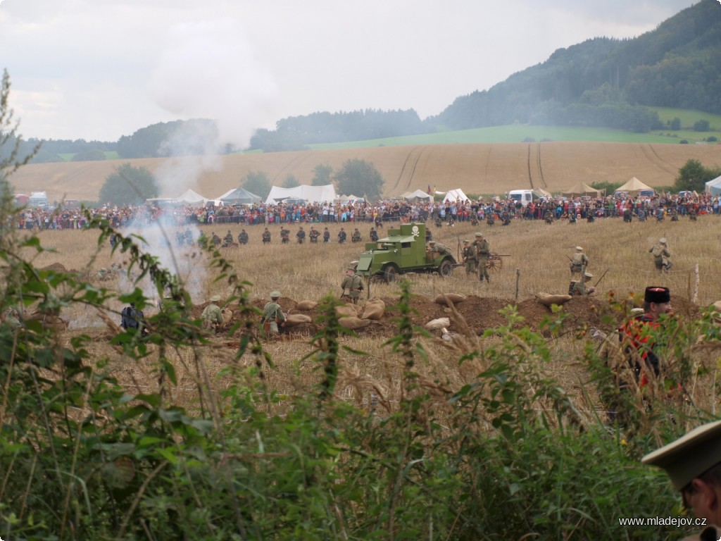 Fotografie Jedinečnou podívanou si nenechalo ujít několik stovek diváků.