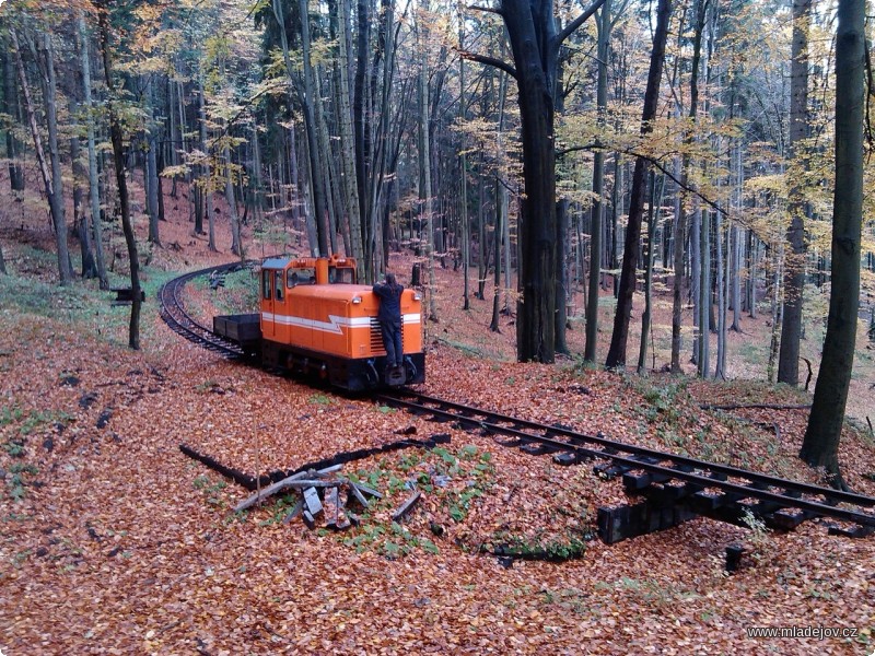 Fotografie Voda z&nbsp;lesní studny přijde vhod nejen parní, ale i motorové lokomotivě.