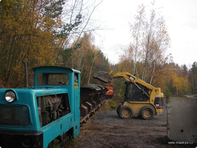 Fotografie Zúčastněný vozidlový park však netvořil jen Faur, ale i lokomotiva BN-60 H a kolový nakladač. Nejdříve prázdné sypáky, které přivezla lokomotiva BN-60 H, naplnil připraveným štěrkem nakladač.