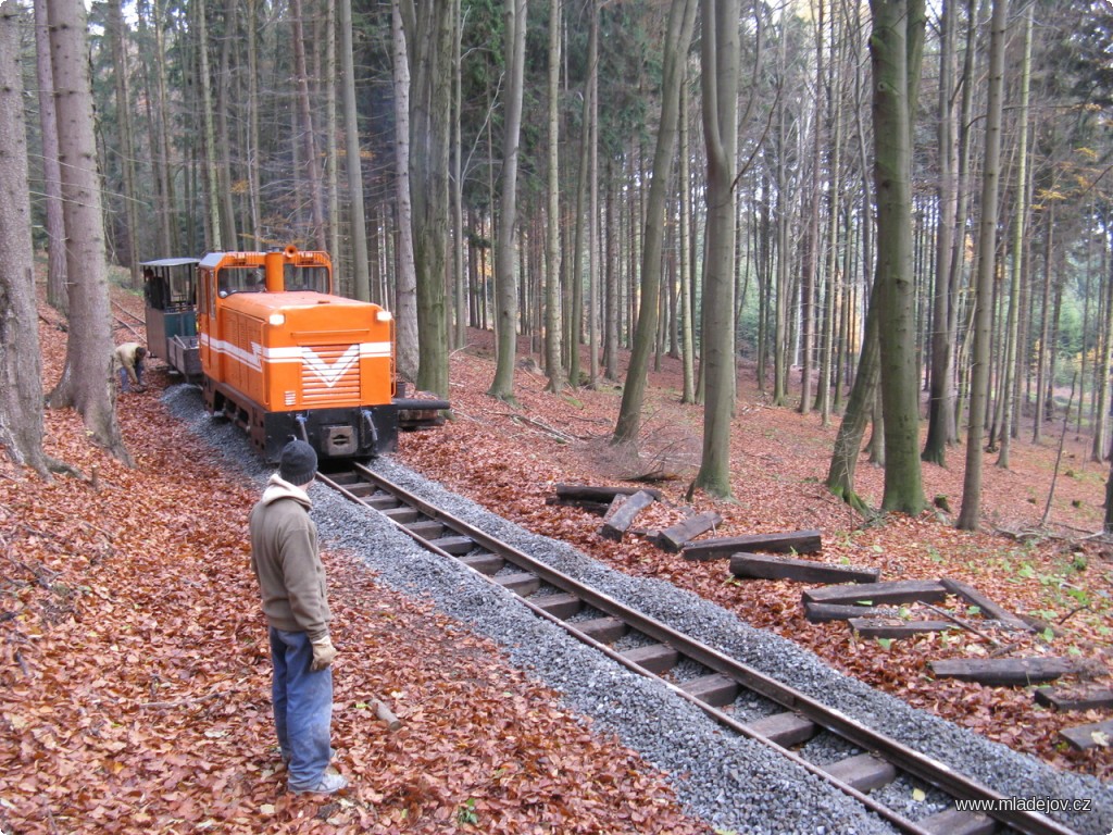 Fotografie Poslední, celkově osmý, vlak je již vyložen, zbývá jen vysypaný materiál opět zarovnat.