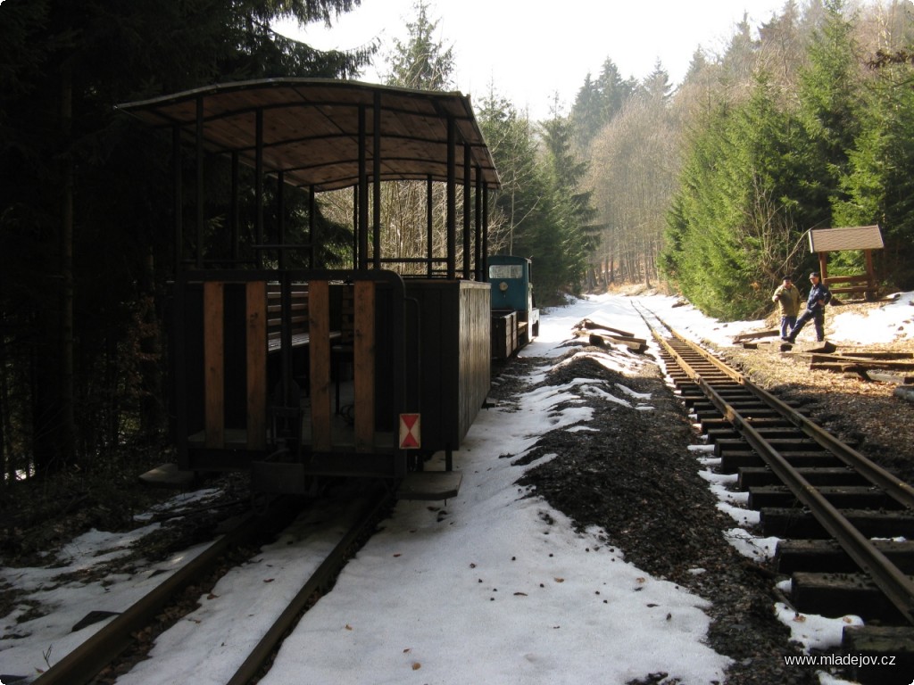 Fotografie Překvapení po příjezdu pracovního vlaku na Novou Ves – zatímco je v&nbsp;Mladějově i na trati jaro, rekonstruovaná kolej, kterou je třeba zaštěrkovat, je ještě pod sněhem.