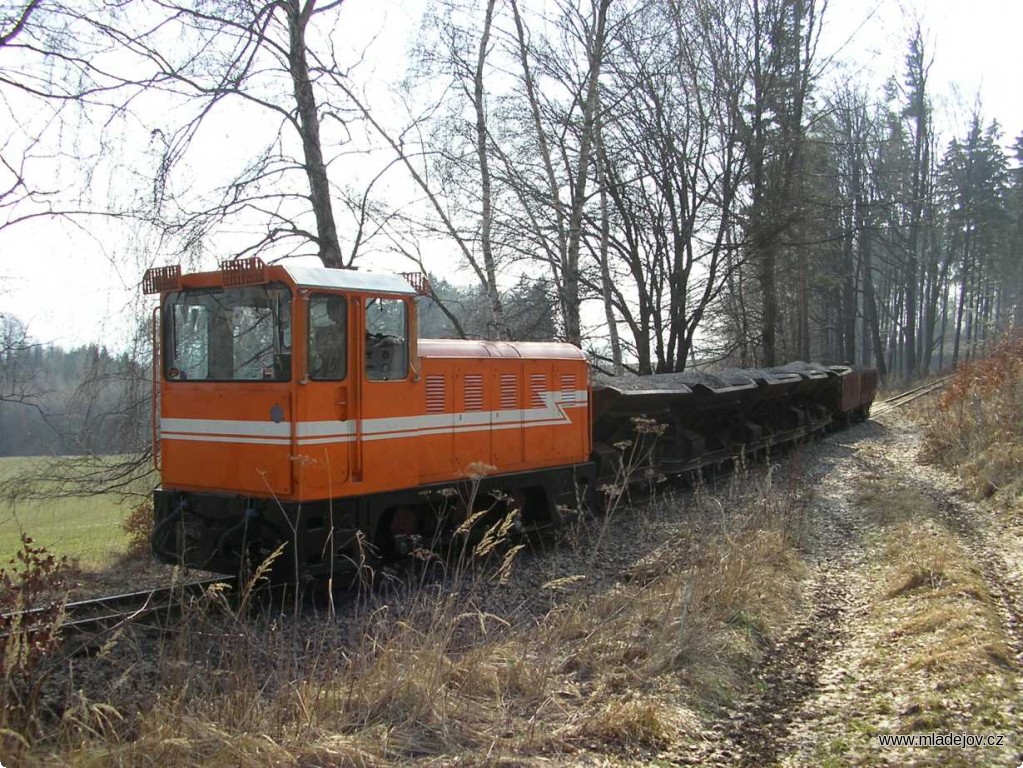 Fotografie Dopravu štěrku na Novou Ves zajišťoval sedmivozový sunutý vlak s&nbsp;lokomotivou Faur L 18 H. Na snímku zachycen ve stoupání pod Vekslem.