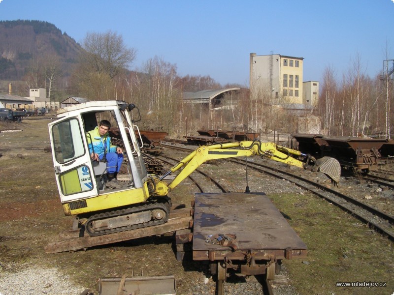 Fotografie Posila pro úklid novoveské stanice při nakládání na plošinový vůz v&nbsp;Mladějově.