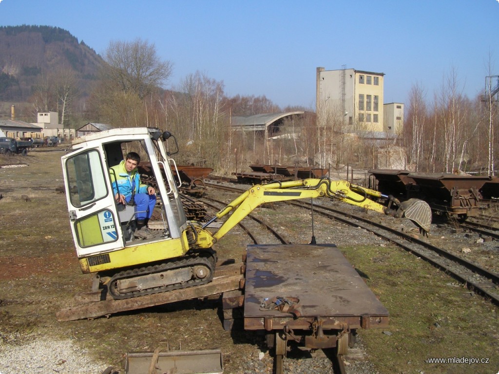 Fotografie Posila pro úklid novoveské stanice při nakládání na plošinový vůz v&nbsp;Mladějově.