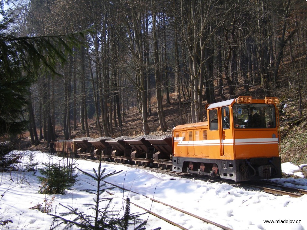 Fotografie Další vlak se štěrkem dorazil na Novou Ves.