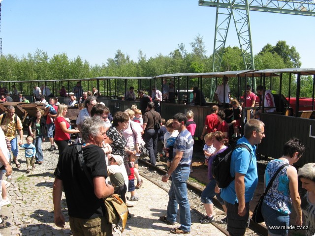 Fotografie Zajímavý program a krásné počasí přilákalo do Mladějova stovky cestujících a návštěvníků.
